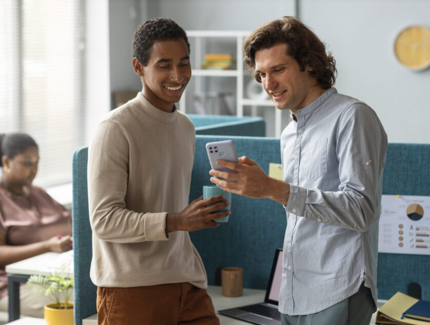 medium-shot-colleagues-with-smartphone medium-shot-colleagues-with-smartphone